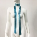 Dettaglio della sciarpa in paillettes metalliche blu brillante con lunghe stringhe - Celeste