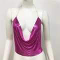 Détail du haut à paillettes métalliques fuchsia avec col drapé et fines chaînes de cou - Rouge Rose Style Long 30cm