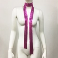 Dettaglio di sciarpa in maglia metallica rosa con paillettes y2k lucide per feste di moda - Rosa Rossa