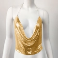 Dettaglio del top halter con paillettes dorate con profondo scollo a V e catene metalliche - S / Oro