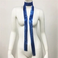 Dettaglio della sciarpa choker blu con paillettes metalliche e riflessi in stile Y2K - Blu Zaffiro