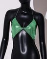 Dettaglio ravvicinato del top halter con paillettes verde acceso e rete metallica - Verde