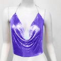 Dettaglio del top in maglia a paillettes viola con catena d'argento al collo - Viola