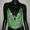 Dettaglio del top a lupetto con paillettes verdi, maglia metallica e strass lucidi - S / Verde con Strass