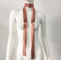 Dettaglio della sciarpa in maglia metallica con paillettes oro rosa e trama lucida - Sciarpa Lunga / Oro rosa