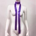 Dettaglio del choker a rete con paillettes metalliche viola su un manichino bianco - Viola