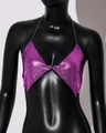 Détail d'un haut licou en cotte de mailles rose vif avec des sequins métalliques - Taille unique / Rose rouge