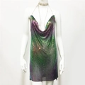 Détail de robe en maille métallique à sequins avec dégradé vert-violet et col bénitier - Couleur AB