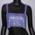 Λεπτομέρεια από λεβάντα rhinestone crop top σε μαύρο μανεκέν για φεστιβάλ μουσικής - Ένα μέγεθος / Μωβ (4971875280369) / Μπλε ζαφείρι