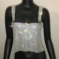 Dettaglio del crop top in rete di strass argento con spalline larghe e fibbie in metallo - Argento