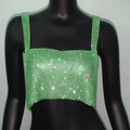 Λεπτομερής προβολή του πράσινου crop top με λαμπερά στρας και υφή από παγι αστραφτερές πούλιες - Ένα μέγεθος / Πράσινο