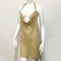 Detailansicht des goldenen Pailletten-Netzstoffs eines sexy Neckholder-Partykleids - S / Gold mit Strass