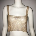 Detail van een gouden pailletten mesh crop top met fonkelende strass-accenten en gaas - Stijl met Strass / Goud Met Strass