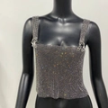 Dettaglio di un top a canotta con strass argentati e spalline con anelli metallici e ganci - Nero