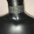 Détail d'un collier choker à 11 rangées de cristaux brillants et strass sur fond noir - Style Plus Large / Noir Large