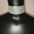 Détail macro du collier ras du cou argenté avec maille de strass denses sur cou noir - Style Plus Large / Argent Large