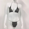 Dettaglio del top bikini in rete nera con strass e scollatura all'americana metallica - Bikini / Nero