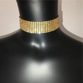 Makroansicht der breiten goldenen Choker-Halskette mit acht Reihen glitzernder Strasssteine - Schmales Gold