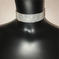 Detaillierte Nahaufnahme eines breiten 8-reihigen Strass-Chokers an einem Halsdisplay - Schmales Silber