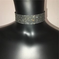 Détail d'un collier choker noir large avec six rangées de strass étincelants sur mannequin - Style Étroit / Noir Étroit