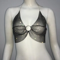 Détail du haut dos nu noir en résille à strass avec un anneau central argenté - Taille unique / Noir