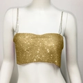 Détail d'un crop top doré à strass avec fines bretelles scintillantes pour soirées club - Or