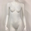 Detalle de body de rejilla plateado con pedrería y escote en V para playa o fiestas - S / Blanco