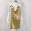 Abito sexy in maglia metallica dorata con paillettes e choker coordinato su un manichino - S / Oro