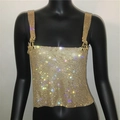 Dettaglio del crop top dorato con strass, maglia metallica e fibbie sulle spalline - Oro