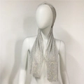 Primer plano del pañuelo de diamantes de imitación plateados y malla metálica de fiesta - Estilo Largo / Blanco