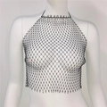Detalle de top halter de malla negra con diamantes de imitación de colores en maniquí - Negro