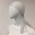 Detalle de tocado de malla blanca con diamantes de imitación y flecos colgantes - Blanco