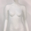 Dettaglio macro del top bianco a rete con strass scintillanti e trama a rete traforata - Bianco