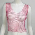 Détail du haut en maille rose rouge avec des perles de cristal en motif de losange - S / Col en V / Rose rouge