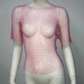 Dettaglio del top a rete rosa acceso con strass scintillanti sulla trama a maglie - Rosa Rosso Manica Corta