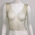 Détail du gilet en maille métallique dorée avec strass scintillants et col en V chic - S / Col en V / Or