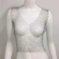 Vue détaillée du gilet en résille argentée avec strass et texture grillagée brillante - S / Col en V / Argent