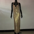 Nahaufnahme des goldenen Pailletten-Abendkleids mit tiefem V-Ausschnitt und Neckholder - S / Gold