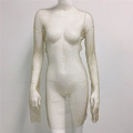 Détail d'une mini robe en résille dorée avec strass en cristal étincelants et manches longues - Col rond / Or
