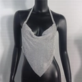 Detail eines silbernen Strass-Neckholder-Tops mit glitzerndem Metallic-Mesh-Gewebe - Silber