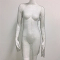 Primer plano del tejido de malla con diamantes de imitación de vestido de fiesta - Cuello redondo / Plateado