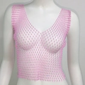 Detalle de chaleco de rejilla rosa con lentejuelas brillantes y malla de cristales - S / Escote en V / Rosa