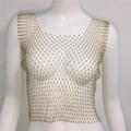 Gros plan sur le gilet en maille dorée orné de strass étincelants sur un mannequin blanc - M / Col carré / Or