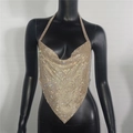Detailansicht des champagnergoldenen Strass-Halter-Tops mit V-Ausschnitt und spitzem Saum - Gold