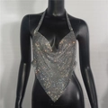 Makro-Detail des silbernen Strass-Crop-Tops mit V-Ausschnitt und glänzendem Metall-Finish - Schwarz