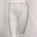 Dettagli macro di un tessuto a rete con strass argentati su una minigonna sexy traforata - Argento (Gonna 55cm)