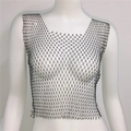 Detail von schwarzem Netz-Crop-Top mit bunten Strasssteinen und ausgehöhltem Fischnetzgewebe - Einheitsgröße / Schwarz