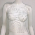 Nahaufnahme eines luxuriösen weißen Netz-Crop-Tops mit funkelnden Strasssteinen und Netzstruktur - Einheitsgröße / Weiß