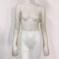 Dettaglio del crop top in rete dorata con cristalli scintillanti per abbigliamento party - Top Oro