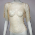 Detalle de top de malla dorada con diamantes de imitación brillantes para fiestas - Talla única / Color Piel